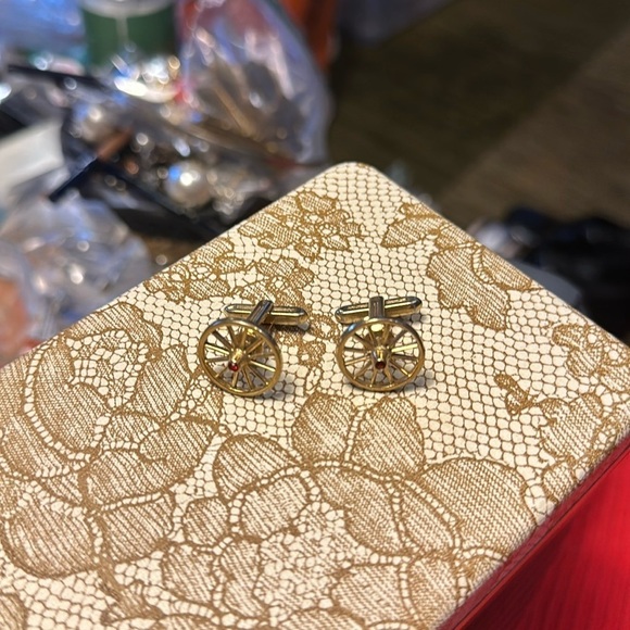 Vintage pair of cufflinks. They look like wagon wheels,​ - Picture 1 of 3